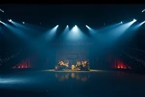 《支教第一百天》封面，教室里写满板书的黑板
