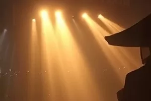 《外卖箱里的诊断书》封面，电动车后座敞开的保温箱