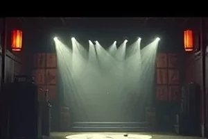 《一份被退回的知情同意书》封面，桌面上摊开的表格与钢笔
